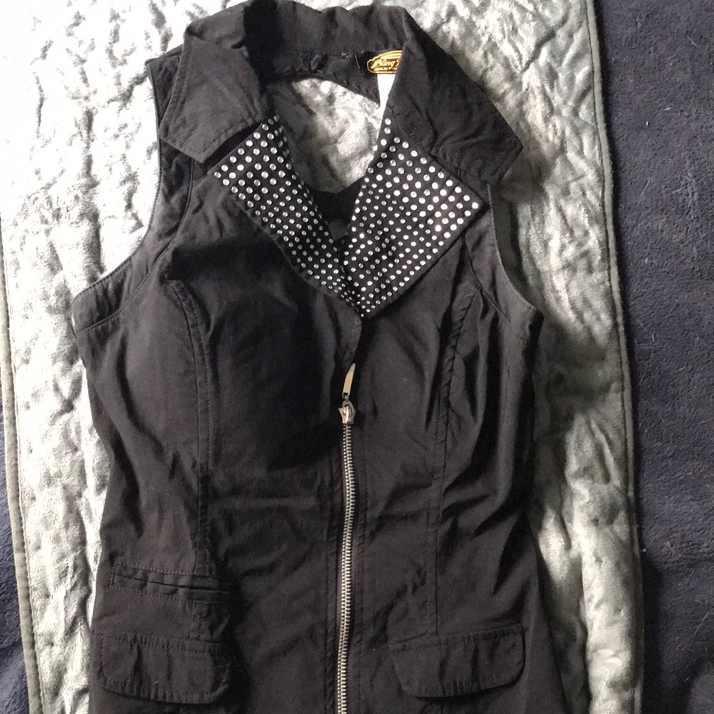 Elegant Black Sleeveless Vest with Polka Dot Collar